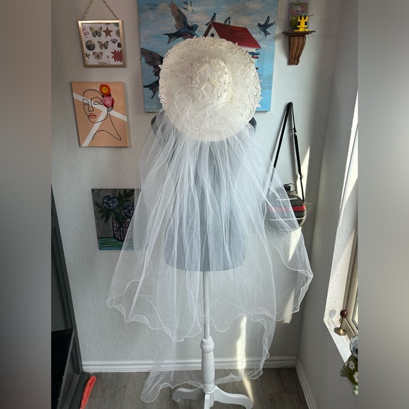 Elegant western southern White Bridal Veil with Hat- some holes in veil - Picture 1 of 7